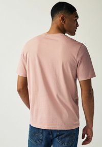Next REGULAR - Basic póló - mottled pink