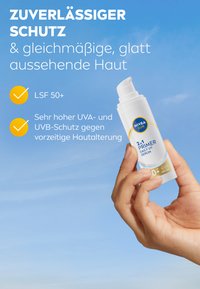 NIVEA Sun 2-in-1 Primer Daily UV Serum in einer weißen Pumpflasche, mit blauen und goldenen Akzenten, und Etiketten, die SPF 50+ anzeigen.