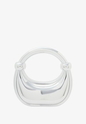 Sølvmetal håndtaske med en rund form, glat tekstur og en dobbelt håndtagsfunktion. Ingen synlige mønstre eller accenter.