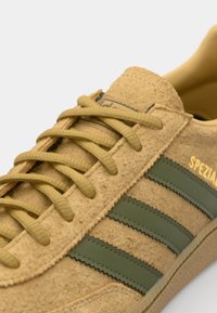 adidas Originals HANDBALL SPEZIAL UNISEX - Sapatilhas - golden beige/focus olive