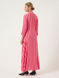 Μάξι φόρεμα σε κόκκινες και ροζ ρίγες, με γιακά, τ�ρία τέταρτα μανίκια και χαλαρή εφαρμογή. Λείο ύφασμα με ρέουσα σιλουέτα.