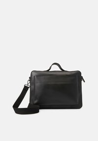 Svart läder laptopväska med en smal rektangulär form, dragkedjestängning, framficka och justerbar rem för axel- eller korsbärande.