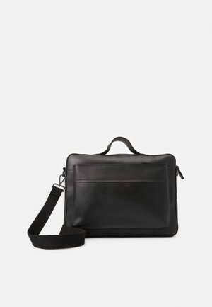 Sort læder laptop taske med en slank rektangulær form, lynlåslukning, frontlomme og justerbar skulderrem til skulder- eller crossbody-bær.
