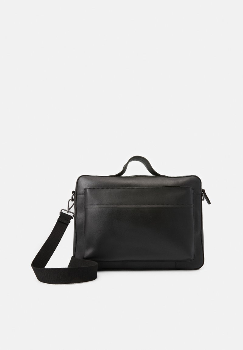 Geantă de laptop din piele neagră, cu o formă rectangulară subțire, închidere cu fermoar, buzunar frontal și curea reglabilă pentru purtare pe umăr sau încrucișată.
