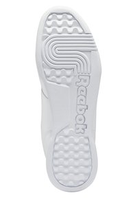 Fehér Reebok tornacipő talp, texturált gumi felülettel, hullámmintázattal és logóval, a tapadás és tartósság érdekében tervezve.