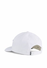 Balta beisbolo kepuraitė su kreivąja vizure, reguliuojamu snapback uždarymu ir subtiliu ženklinimu šone. Lygi audinio tekstūra.