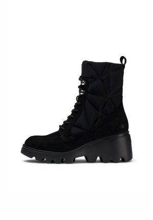 Botas negras hasta el tobillo con una combinación de ante liso y tela texturizada. Suela gruesa tipo trek, parte frontal con cordones y un patrón geométrico distintivo en el empeine.