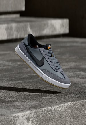 Nike SB FC CLASSIC - Sportcipő - cool grey/black/white/vivid orange/light brown
