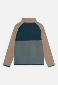Fleece svetr s vysokým límcem, který má barevnou blokovou kombinaci v tmavě zelené, světle šedé a béžové. Hladká textura, dlouhé rukávy.