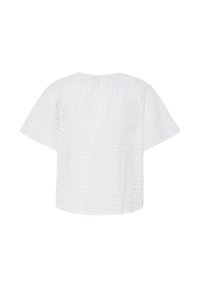 Blouse blanche à manches courtes avec broderie ajourée et manches larges, présentée à plat sur fond blanc.