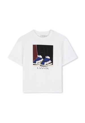 Wit T-shirt met korte mouwen met afbeelding van blauwe en witte sneakers en een zwarte broek, met de tekst "LANVIN" onder de afbeelding.