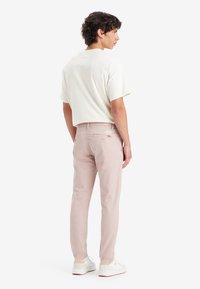 Levi's® XX CHINO SLIM TAPER PANTS - Chinos - adobe rose repreve cool
