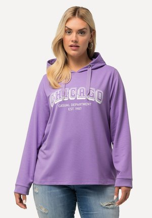 Lila Kapuzenpullover mit weißem Text "Chicago Casual Department EST. 1987." Besitzt lange Ärmel und einen lässigen Schnitt.