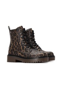 Botines de charol con estampado de leopardo, hechos de cuero texturizado con una suela gruesa marrón, que cuentan con cordones negros y ojetes metálicos.