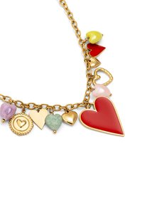 Collar de cadena de oro que presenta diversos charms en forma de corazón en rojo, verde, rosa y amarillo, con acabados y texturas variadas.