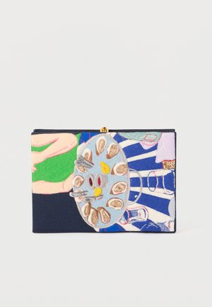 Geantă de mână brodată cu o vedere de sus a unei mese aranjate, cu stridii pe o farfurie, felii de lămâie, pahare și o persoană îmbrăcată în verde.