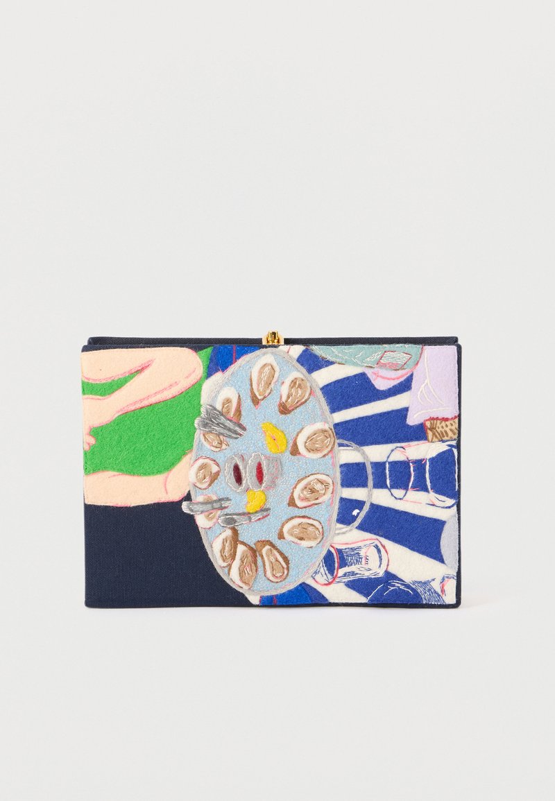 Τσαντάκι χειρός κεντημένο με άποψη από ψηλά ενός τραπεζιού όπου υπάρχουν στρείδια σε πιάτο, κομμάτια λεμονιού, ποτήρια και ένα άτομο ντυμένο στα πράσινα.