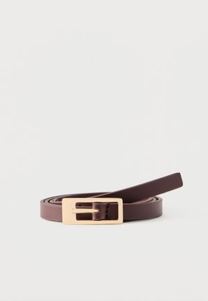 Ceinture en cuir marron foncé enroulée avec une boucle rectangulaire dorée sur un fond blanc.