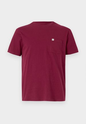 Bordeaux katoenen t-shirt met een ronde hals, korte mouwen en een zakje op de linkerborst. Beschikt over een klein merklabel op het zakje.