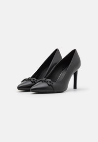Tacchi alti in pelle nera con punta affusolata e un elegante accento intrecciato decorativo nella parte anteriore. Eleganti, con una superficie liscia e un sottile tacco a stiletto.