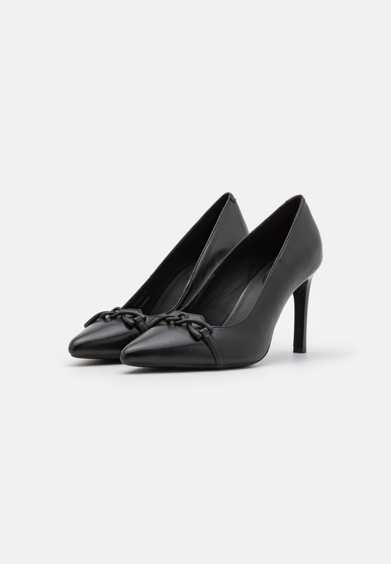 Schwarze Leder-High Heels mit einer spitzen Zehe und einem dekorativen geflochtenen Akzent an der Vorderseite. Elegante, glatte Textur und schmaler Stöckelabsatz.