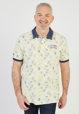 Polo shirt jaune avec un motif floral bleu, col marine et manches courtes. Présente un logo sur la poitrine et des accents bleus unis.