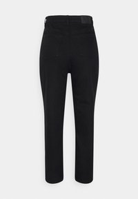 Calças pretas com um design de perna reta, feitas de um tecido com uma textura suave, apresentando dois bolsos traseiros e uma cintura com um rótulo.