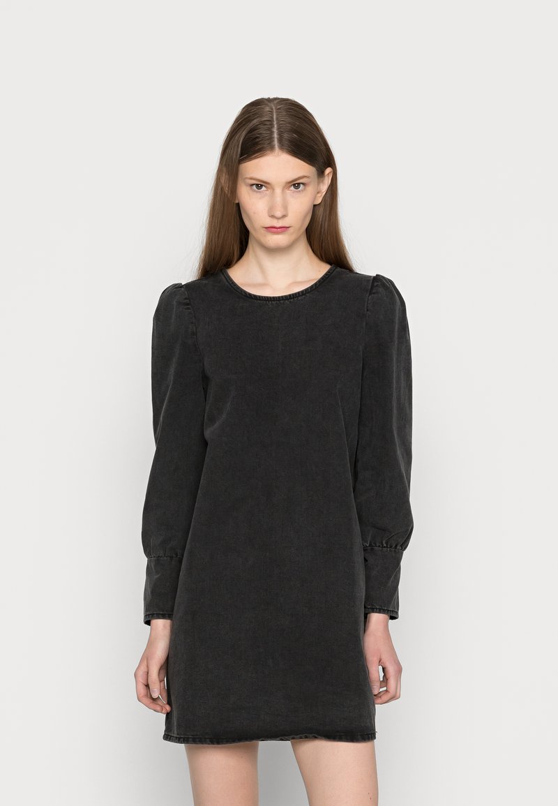 Vestido de ganga preto com mangas bufantes longas, decote redondo e um corte descontraído. Apresenta costuras subtis e uma bainha reta.