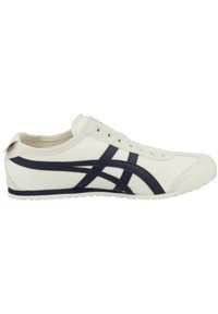Sneaker bianco realizzato in canvas, con strisce blu navy, punta rinforzata e suola in gomma con grip texturizzato.