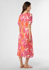 Blumen-Midi-Kleid aus transparentem Stoff in Rosa- und Orangetönen, mit kurzen, flatternden Ärmeln und einem Schlüsselloch-Rückendetail.