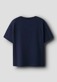 Camiseta de manga corta azul marino, fabricada en algodón, con cuello redondo y un ajuste holgado, sin patrones ni adornos visibles.