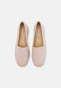 Šviesiai rožiniai slip-on loaferiai su tekstūruotu audiniu, elastingomis šoninėmis dalimis ir jutos apviju padu. Viduje yra prekės ženklo logotipas baltos spalvos.