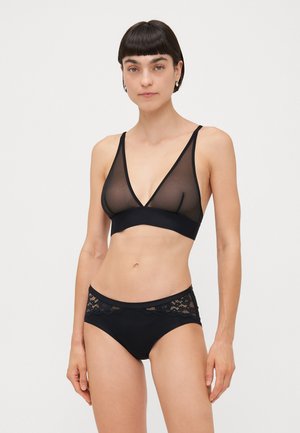 Set di lingerie nera composto da un reggiseno in rete trasparente con scollatura a V e un slip abbinato con dettagli in pizzo alla vita. Materiali elastici e morbidi.