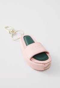 Nøkkelhank formet som en rosa sandal med grønne detaljer. Teksturert materiale og gullbokstaver "Ted Baker London" på stroppen.