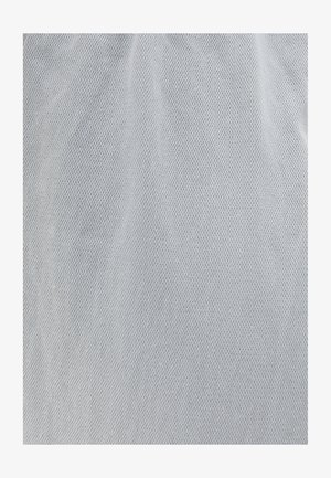 Helle graue Stoff mit einer strukturierten, gewebten Optik. Die Oberfläche hat einen leichten Glanz, der ihre atmungsaktive Qualität und die weiche Textur betont.