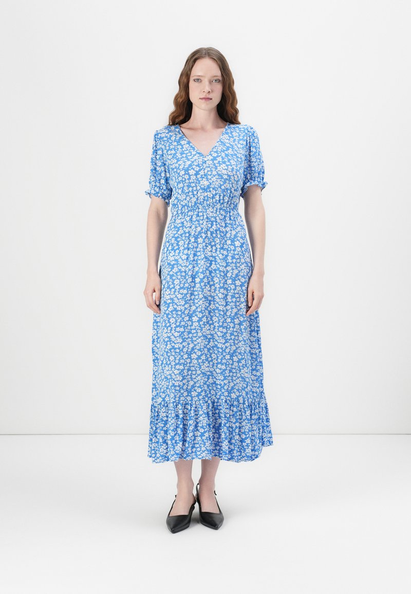 Robe florale bleue avec des manches courtes à volants, un décolleté en V et un ourlet volanté, fabriquée en tissu léger avec une texture douce.