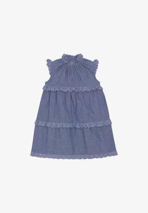 Vestido de chambray azul con cuello con volantes y mangas de capucha. Presenta tres niveles con borde de encaje decorativo y dobladillo ondulado. Textura suave.