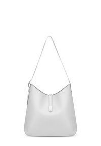 Šedá kožená kabelka se strukturovaným hobo tvarem. Má jeden ramenní popruh, minimální kovové detaily a hladký matný povrch.