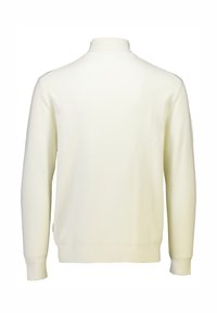 Krämfärgad långärmad tröja med hög krage, tillverkad av mjukt stickat tyg. Har ribbade ärmslut och nederkant, enkel design utan mönster eller accenter.