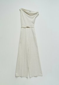 Combinaison blanche cassée à une épaule avec jambes larges et ceinture fine à la taille, équipée d'une boucle métallique rectangulaire.