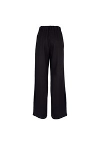Zwarte wijde broek met een elastische tailleband, gemaakt van lichtgewicht stof, met een gladde textuur en zonder zichtbare hardware.