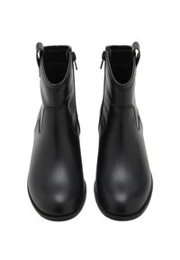 Par de botas de cuero negras hasta el tobillo con cremalleras laterales y lengüetas de tiro, mostradas desde una vista frontal superior sobre un fondo blanco.