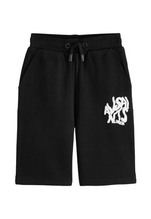 Sorte knælange shorts med elastisk talje, snøre, sidelommer og hvidt abstrakt tekstlogo på højre lår.