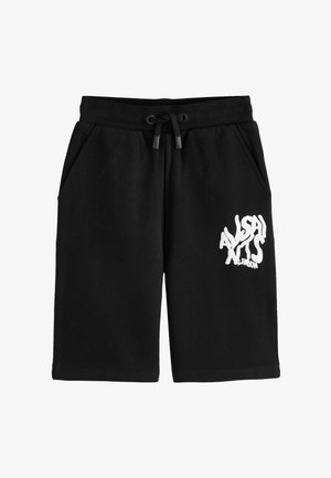 Fekete térdig érő rövidnadrág elasztikus derékrésszel, húzózsinórral, oldalzsebekkel és fehér absztrakt szöveges logóval a jobb combon.