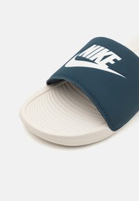 Nike Sportswear VICTORI ONE SLIDE UNISEX - Natikači - armory navy/sail/light orewood brown