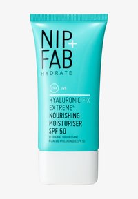Lichtblauwe plastic tube met zwarte tekst, gelabeld "NIP+FAB HYDRATE Hyaluronic Fix Extreme Nourishing Moisturiser SPF 50."