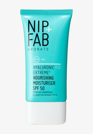 Lyseblå plastikrør med sort tekst, mærket "NIP+FAB HYDRATE Hyaluronic Fix Extreme Nourishing Moisturiser SPF 50."