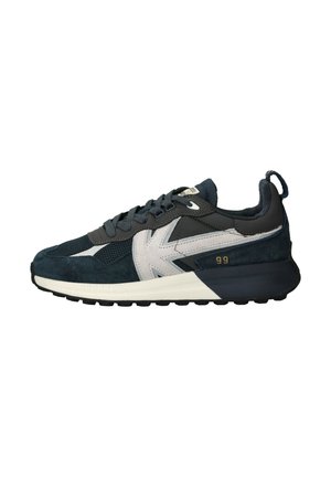 Donkerblauwe en grijze sneaker met witte accenten, zwarte zool en "99" gedrukt in goud nabij de hiel, gezien vanaf de zijkant.