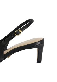 Zwarte leren slingback hak met een glanzende afwerking, voorzien van een gouden gespdetail en een beige binnenzool. De hak is ongeveer 10 cm hoog.