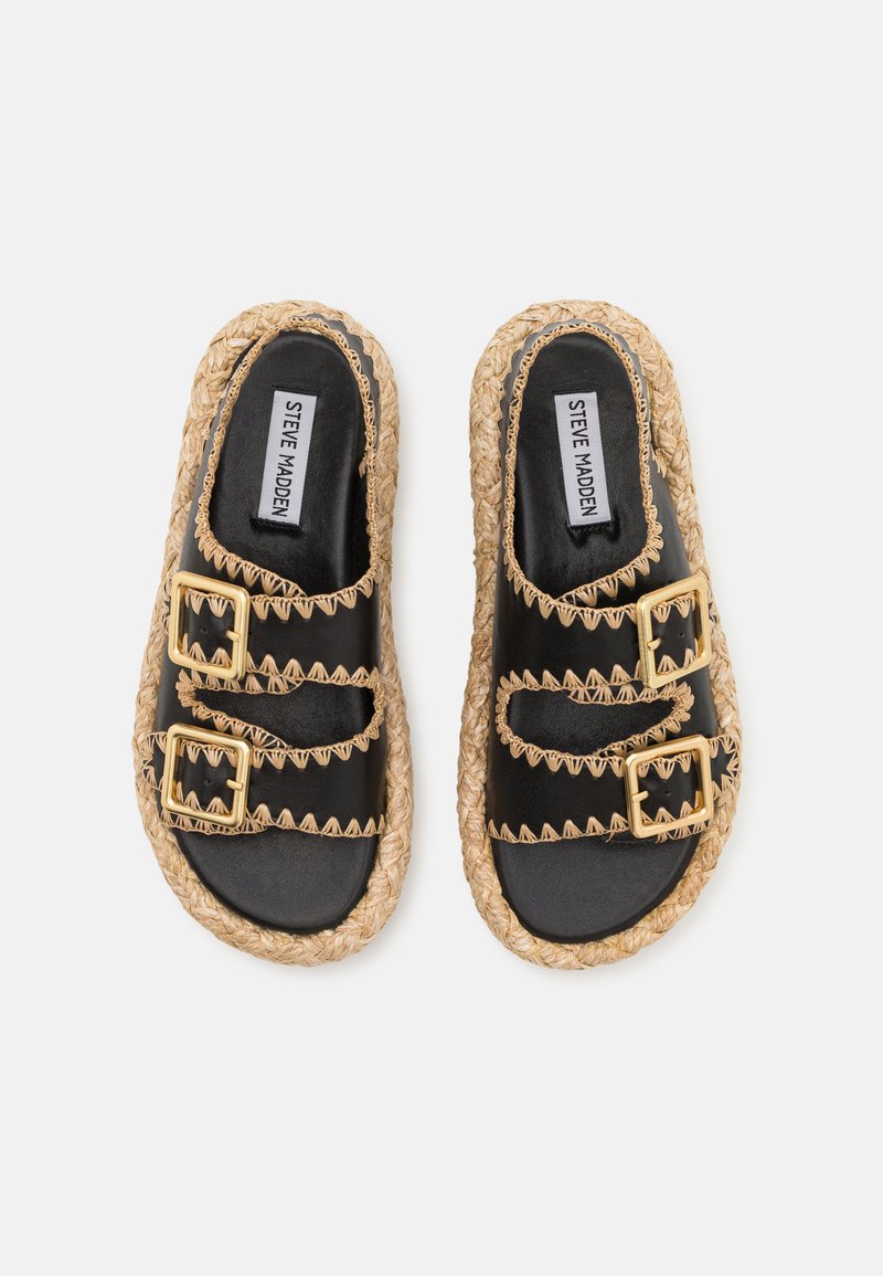 Schwarze Riemchensandalen mit doppelten goldenen Schnallen, ausgestattet mit einer geflochtenen Jutesohle und einem strukturierten Obermaterial aus schwarzem, faux-leder mit gewellten Kanten.